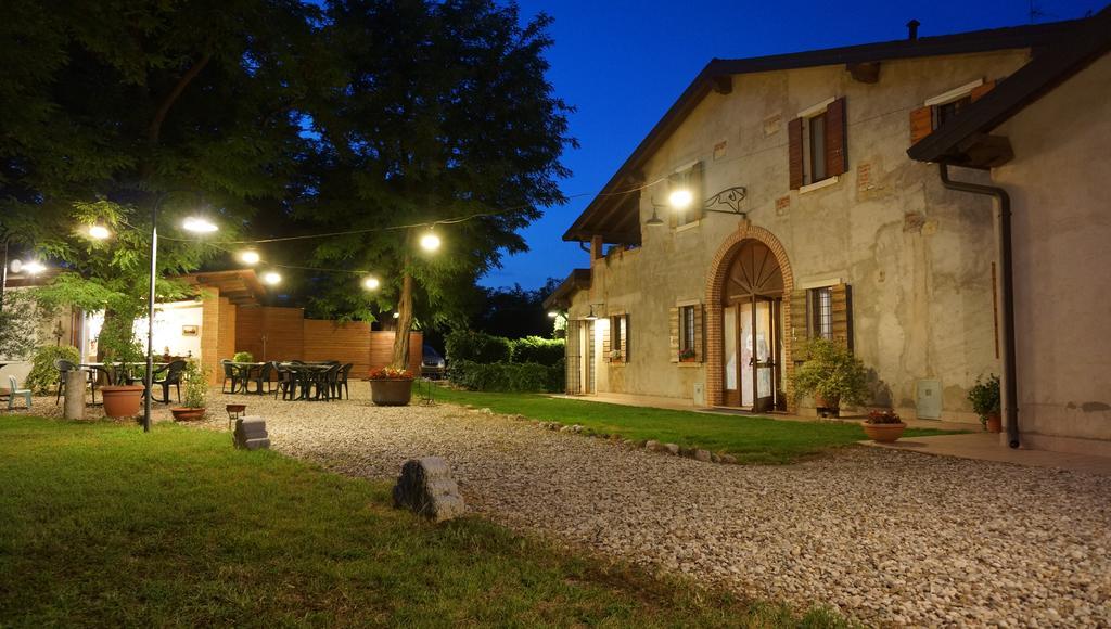 Agriturismo Fior Di Pesco 호텔 솜마캄파냐 외부 사진